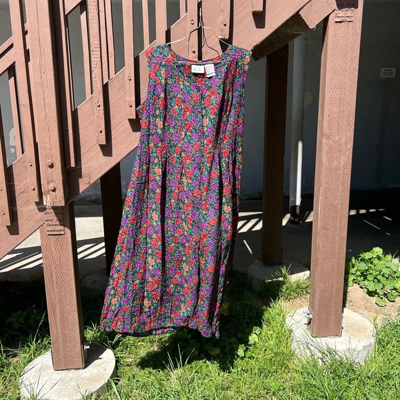Kathie Lee Collection Dresses & Skirts - Sleeveless Floral Midi Dress in Purple & Pink